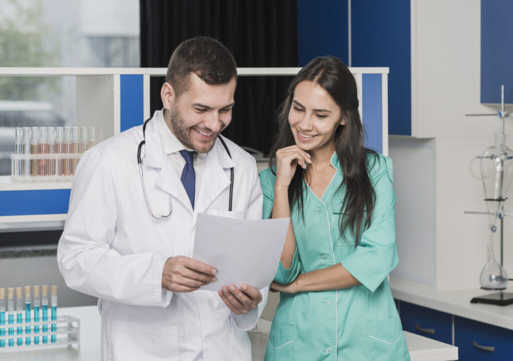 Paciente consultando com otorrinolaringologista para avaliação de desvio do septo nasal.