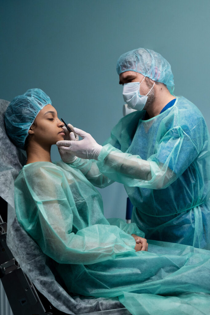 Paciente sendo preparado para a septoplastia em ambiente hospitalar.