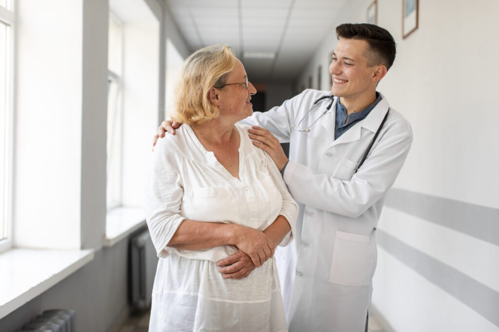 Paciente em consulta com otorrinolaringologista para avaliação de problemas sinusais e sinusotomia.