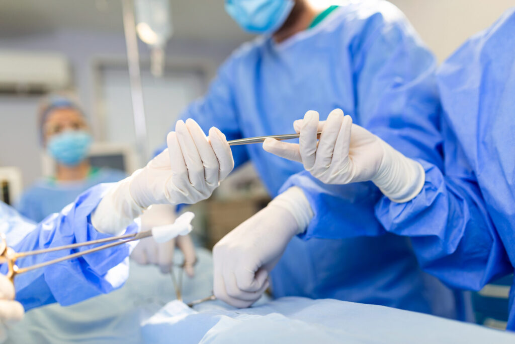 Paciente sendo preparado para a sinusectomia em ambiente hospitalar.